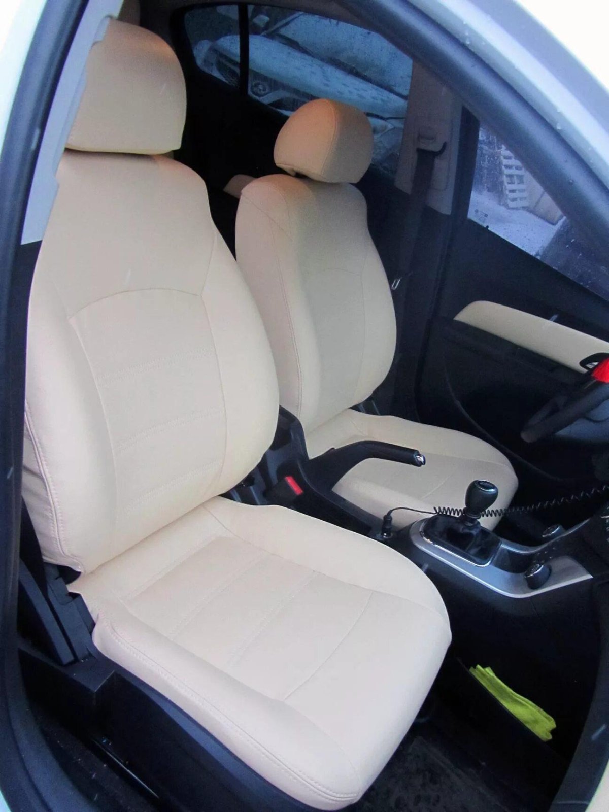 Чехлы белые Автопилот на Chevrolet Cruze