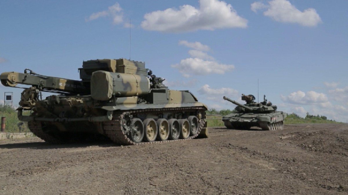 Брэм эвакуирует танк