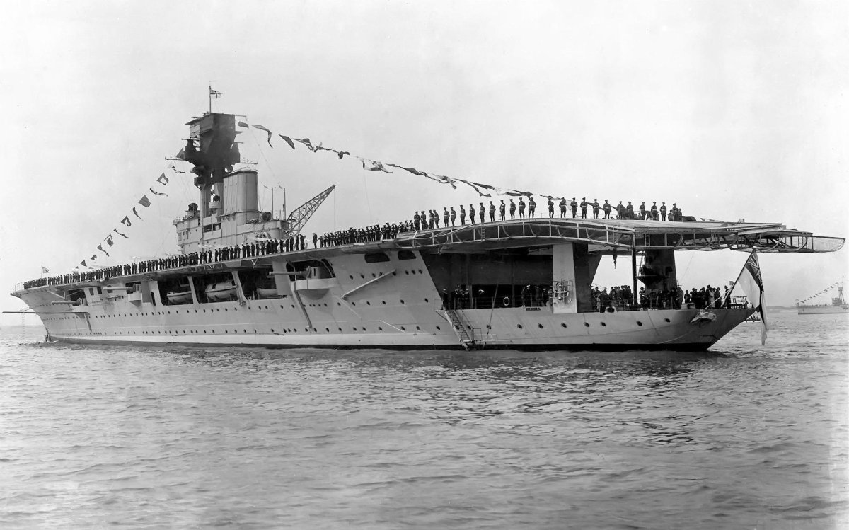 Авианосец HMS Hermes