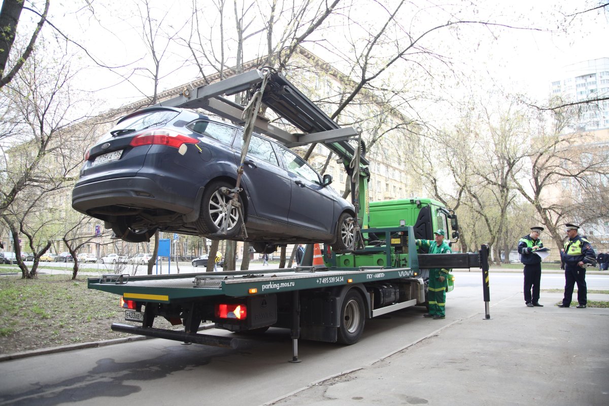 Эвакуируют машину