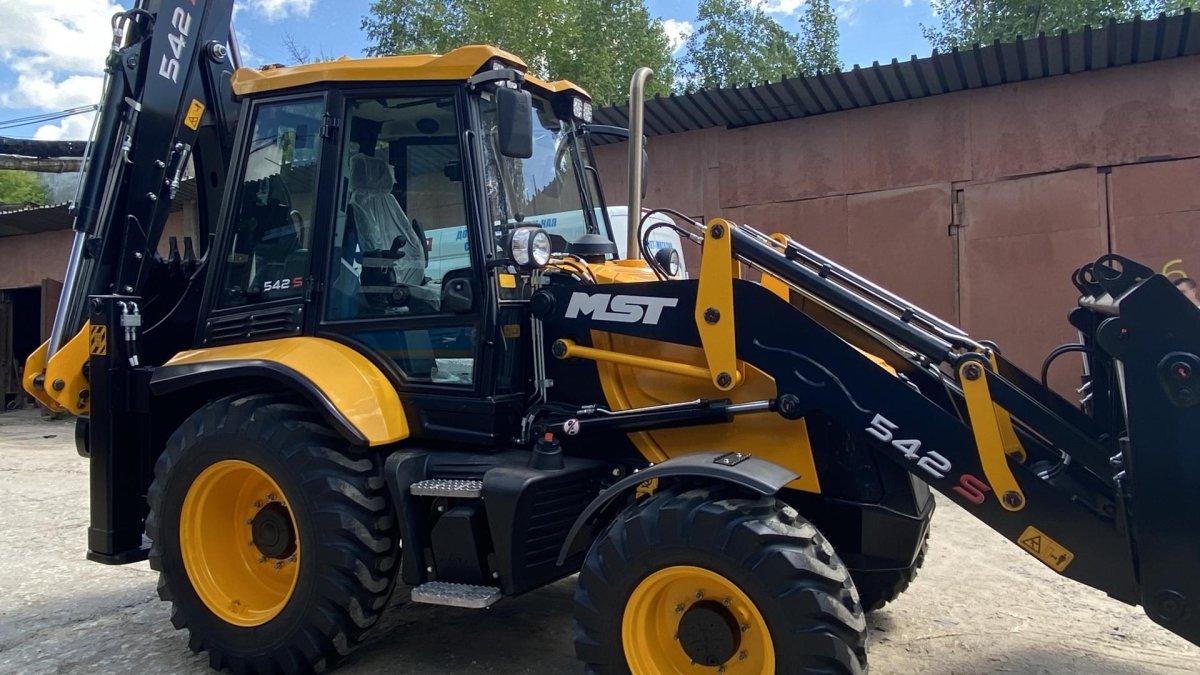 Экскаватор-погрузчик MST m542s