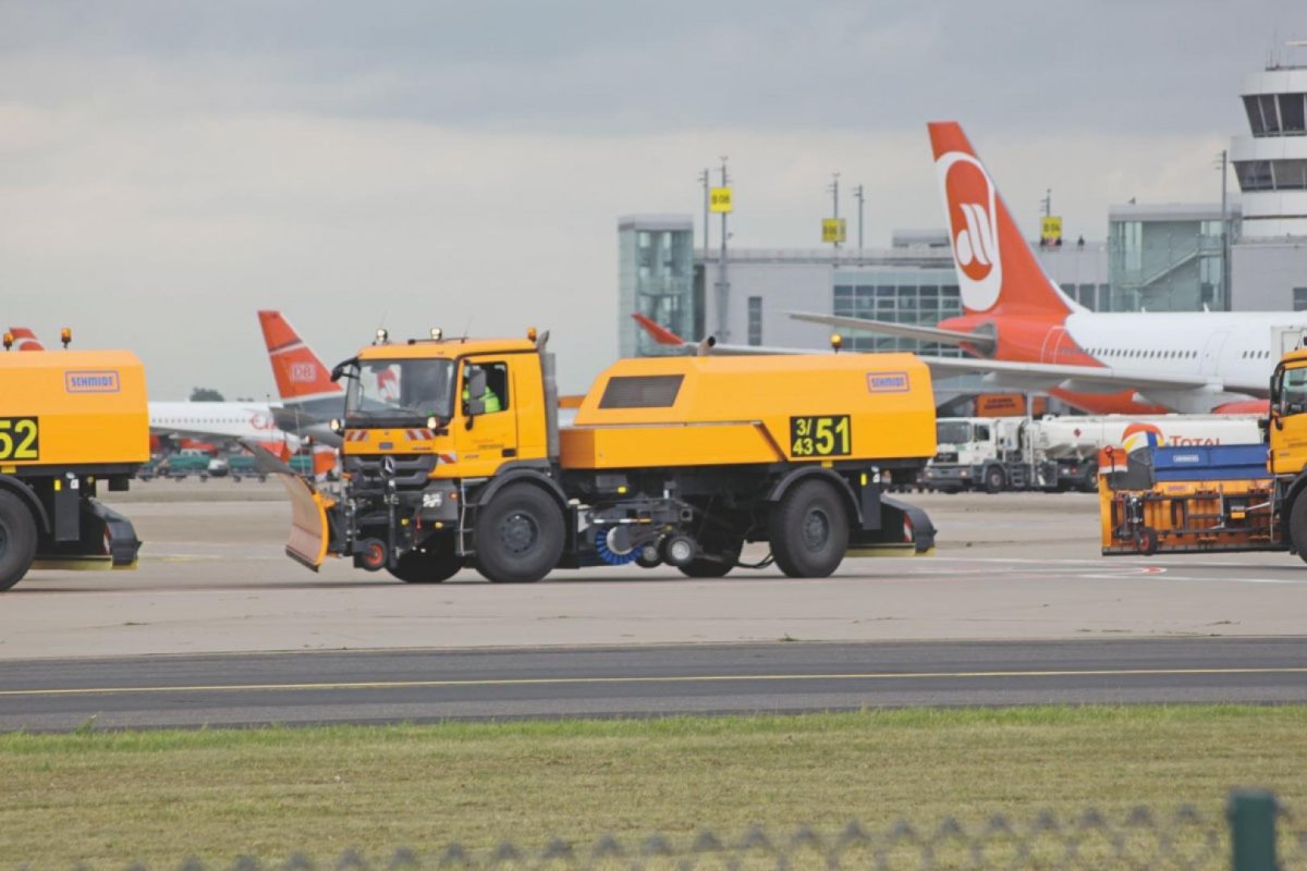 Аэродромная плужно-щеточно-продувочная машина Schmidt CJS-914