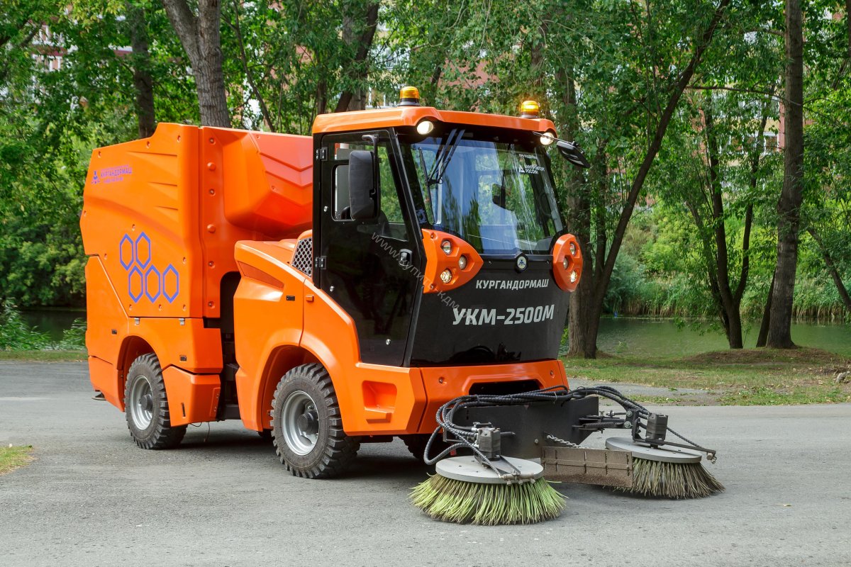 УКМ-2500 универсальная Коммунальная машина