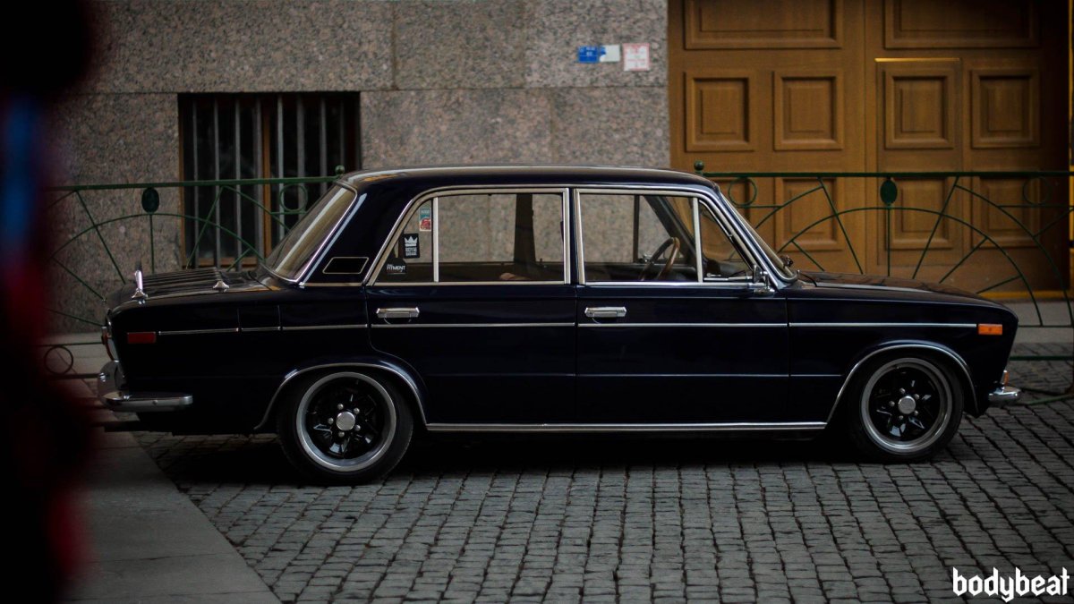 ВАЗ 2103 черная