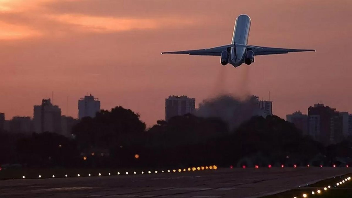 Самолет взлетает