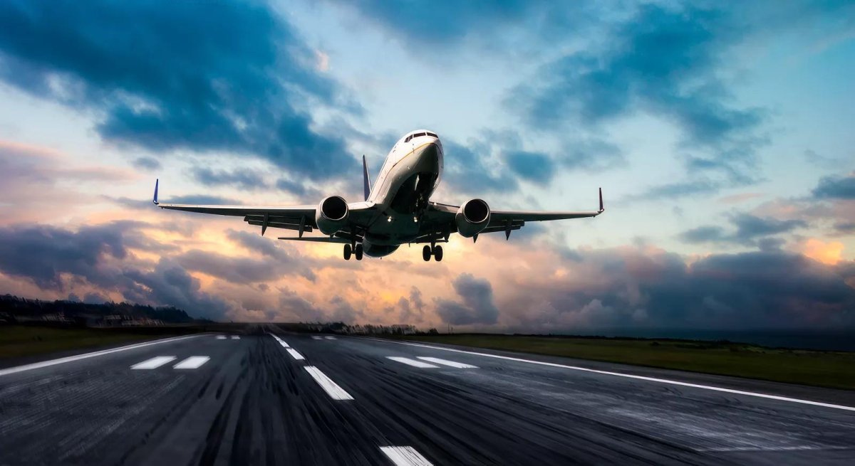 Самолет на взлетной полосе