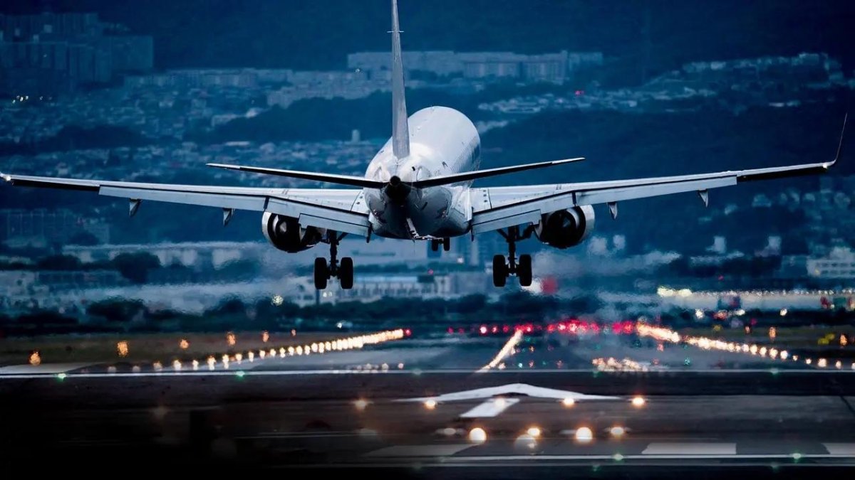 Взлет пассажирского самолета