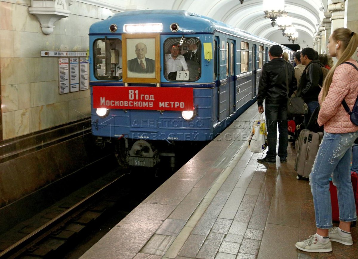 Парад поездов Московского метро на станции Комсомольская
