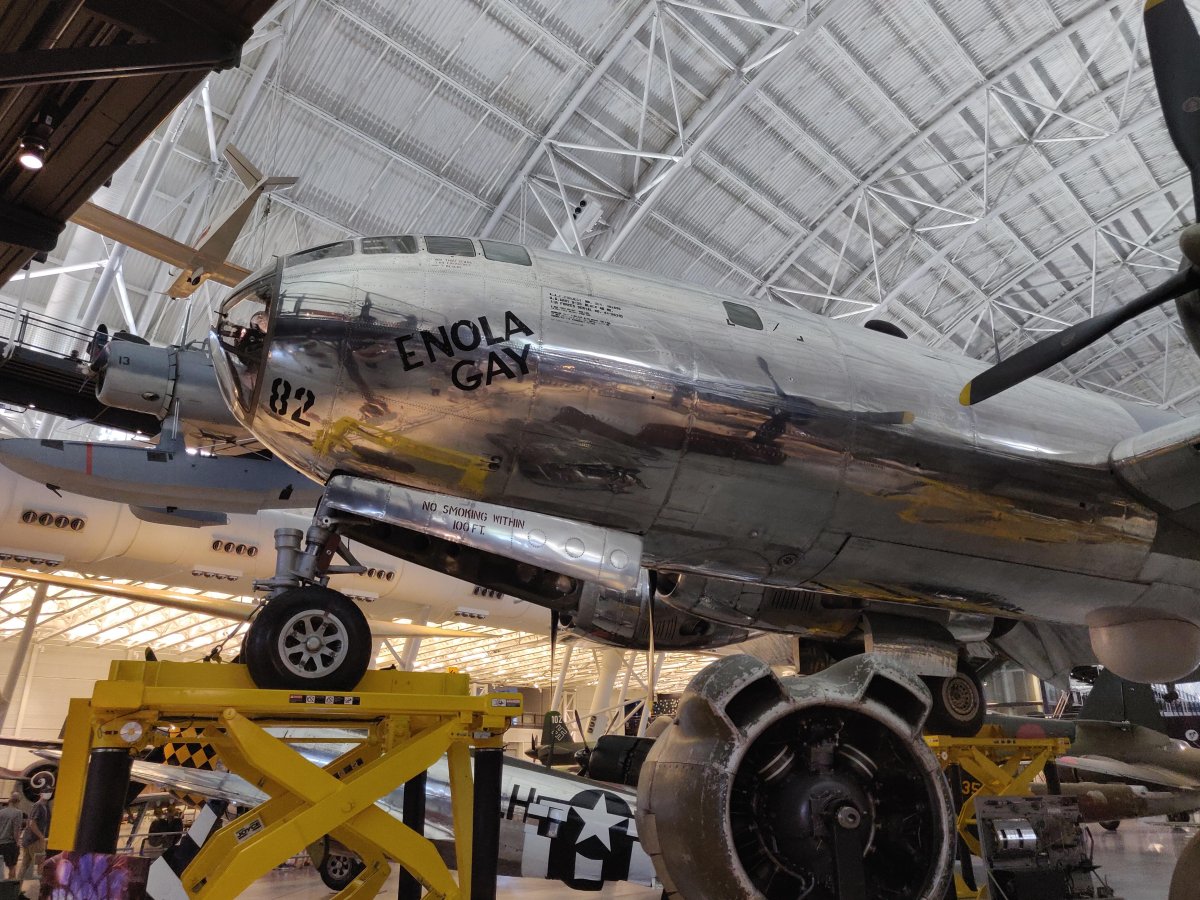 Бомбардировщик Энола Гэй