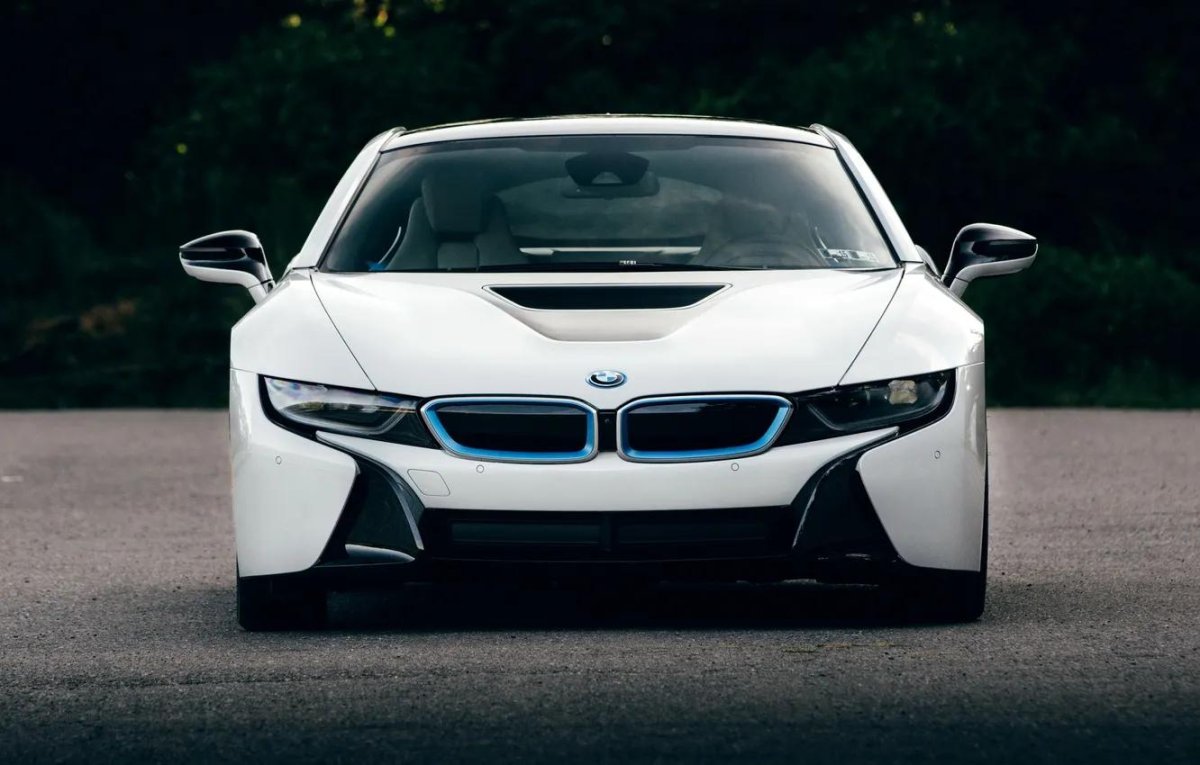 BMW i8 белая