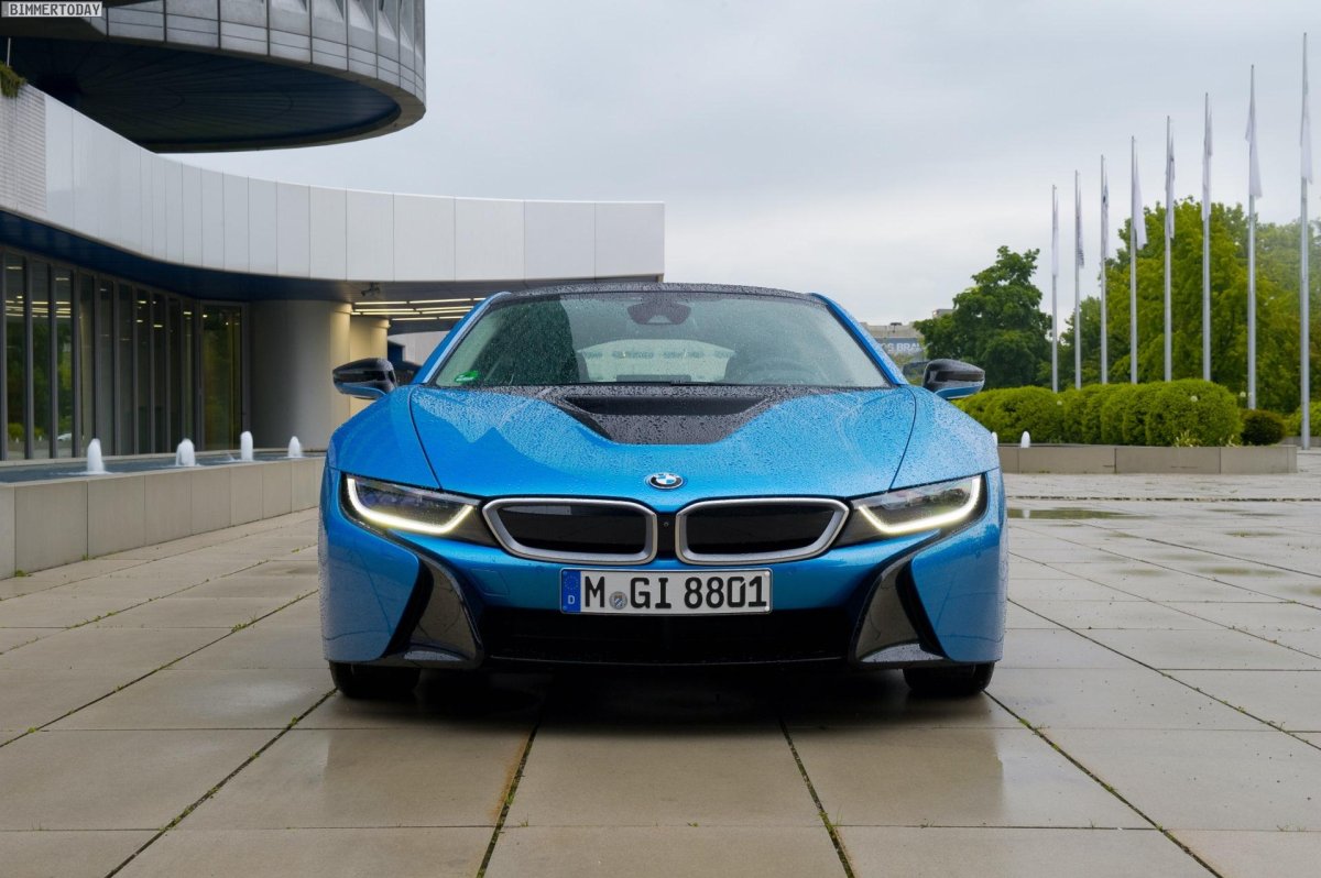 BMW i8 синяя