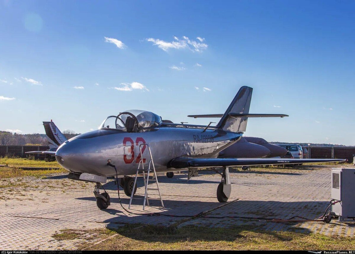 Учебно-тренировочный самолет як-32.
