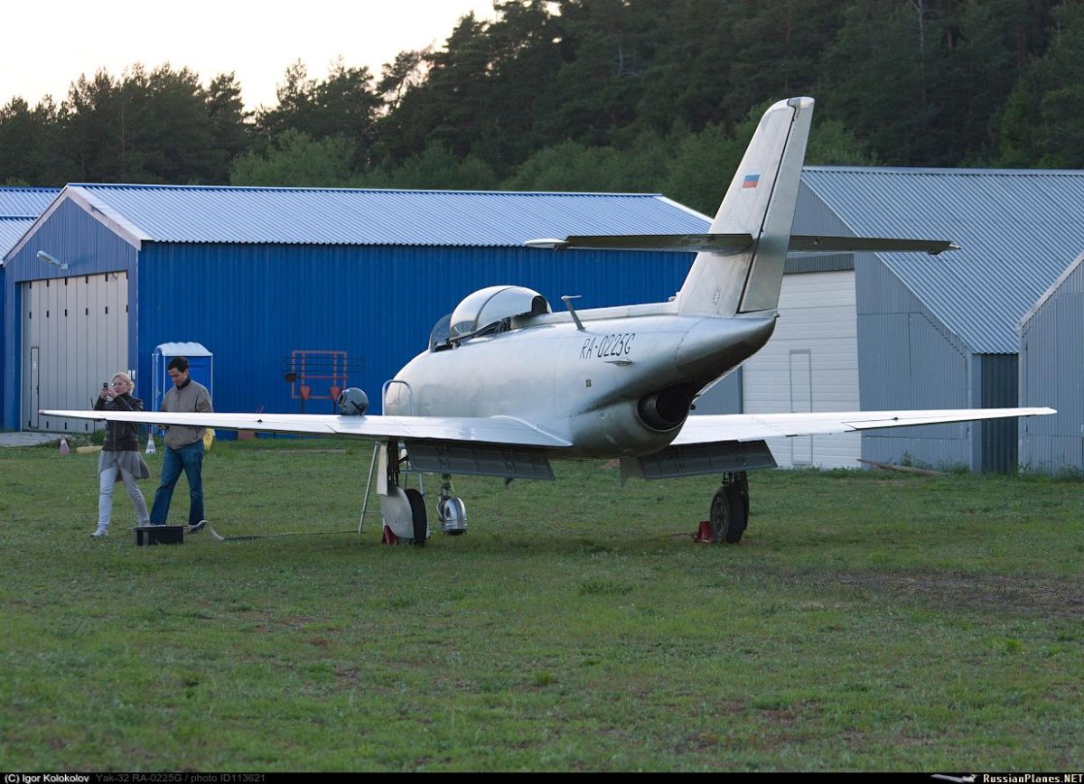 Учебно-тренировочный самолет як-32.