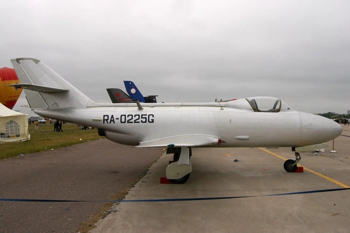 Як-32 самолет