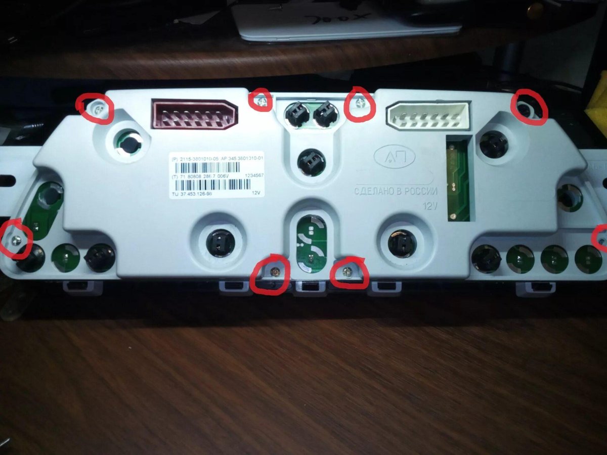 Панель приборов ВАЗ 2114 сзади