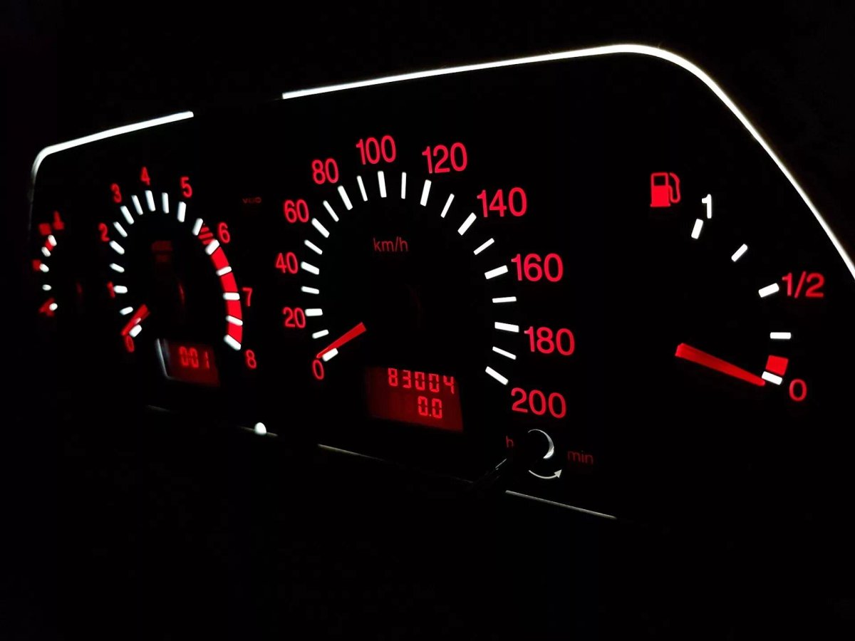 Красная приборная панель ВАЗ 2114