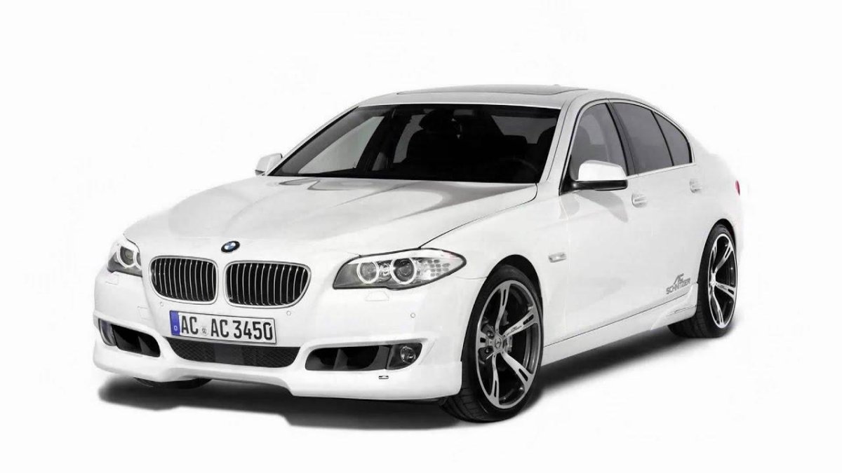 BMW 5 f10 на белом фоне