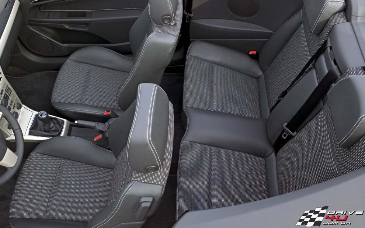 Опель Астра h GTC салон сзади