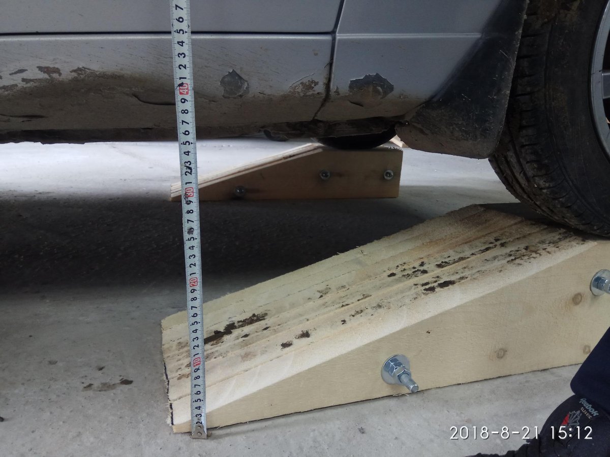 Деревянная эстакада для автомобиля