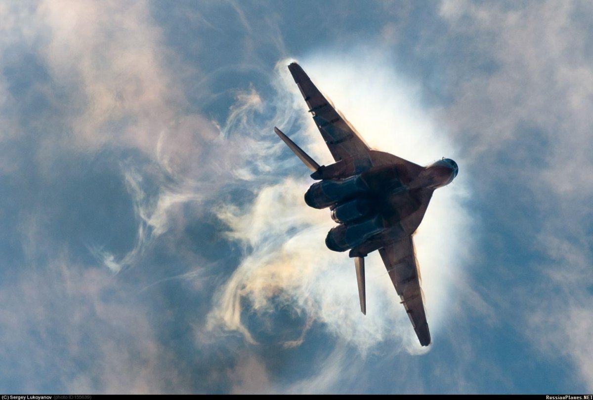 Истребитель в небе