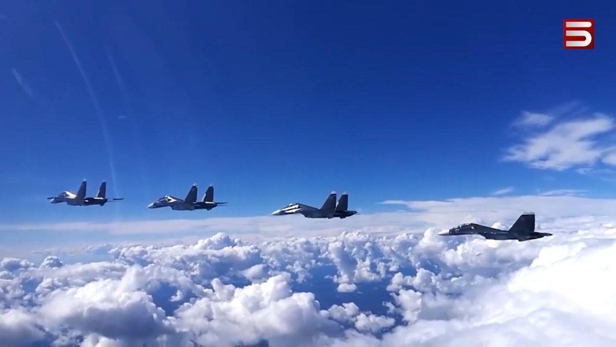 Истребитель в облаках