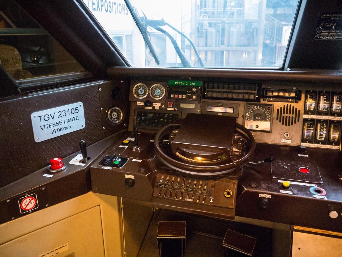 Кабина машиниста TGV