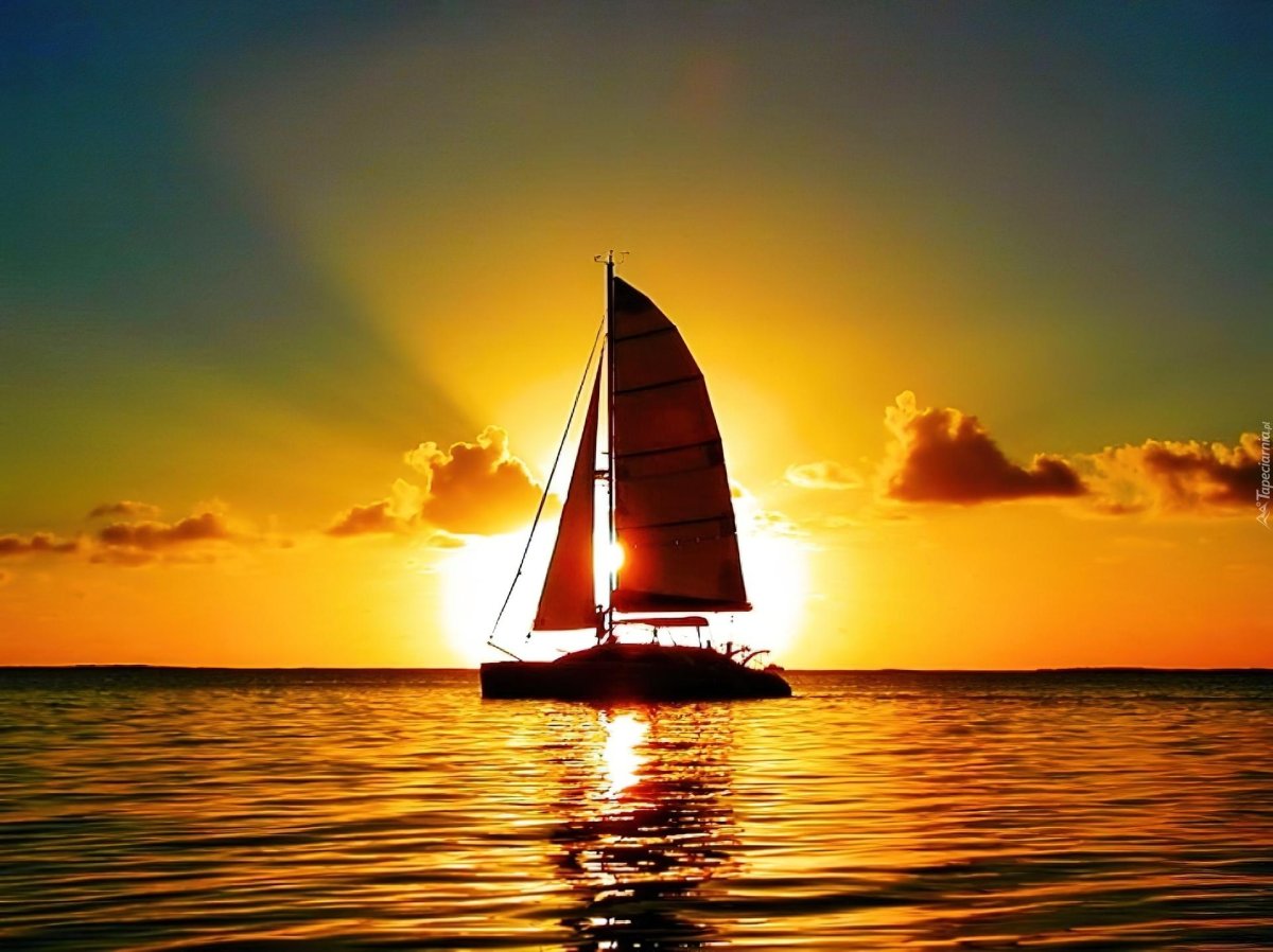 Яхта в море на закате