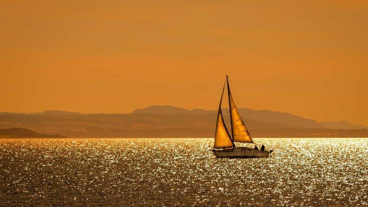 Парусник на закате