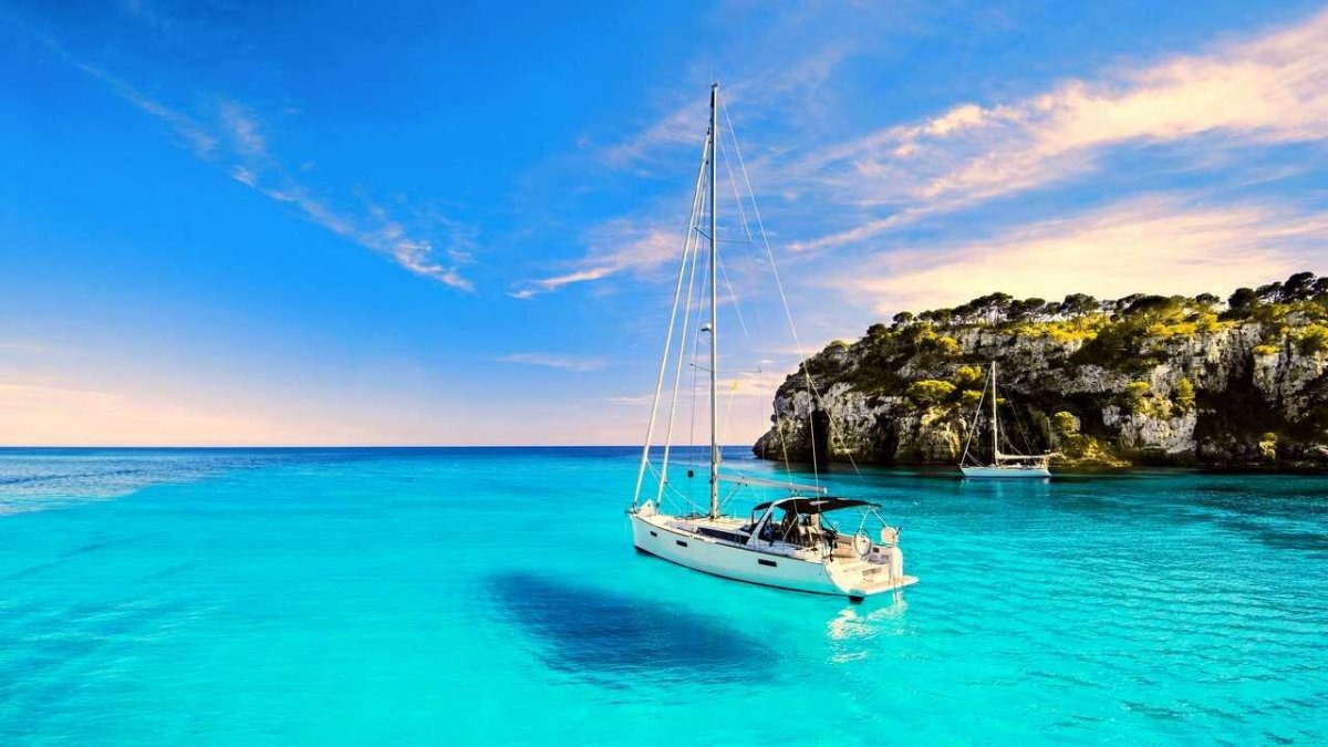 Менорка бухта яхта