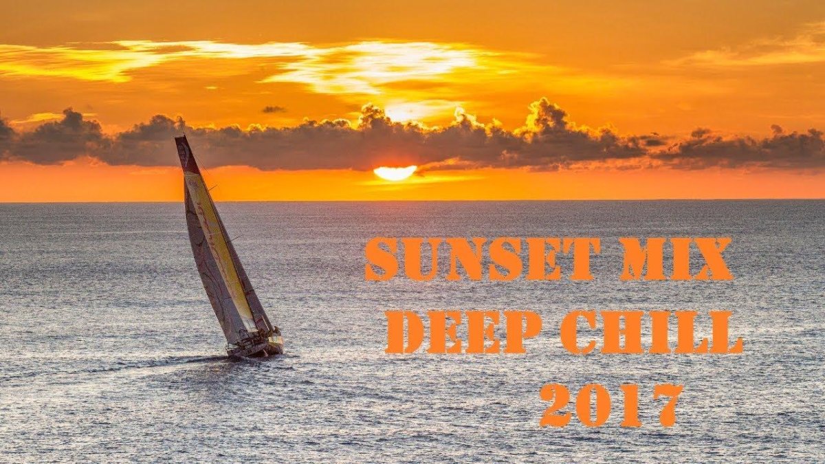 Яхта в море на рассвете