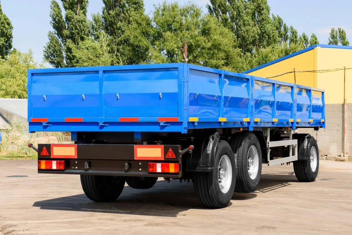 Бортовой прицеп трехосный