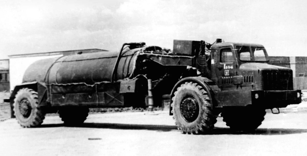 Одноосный тягач МАЗ-529