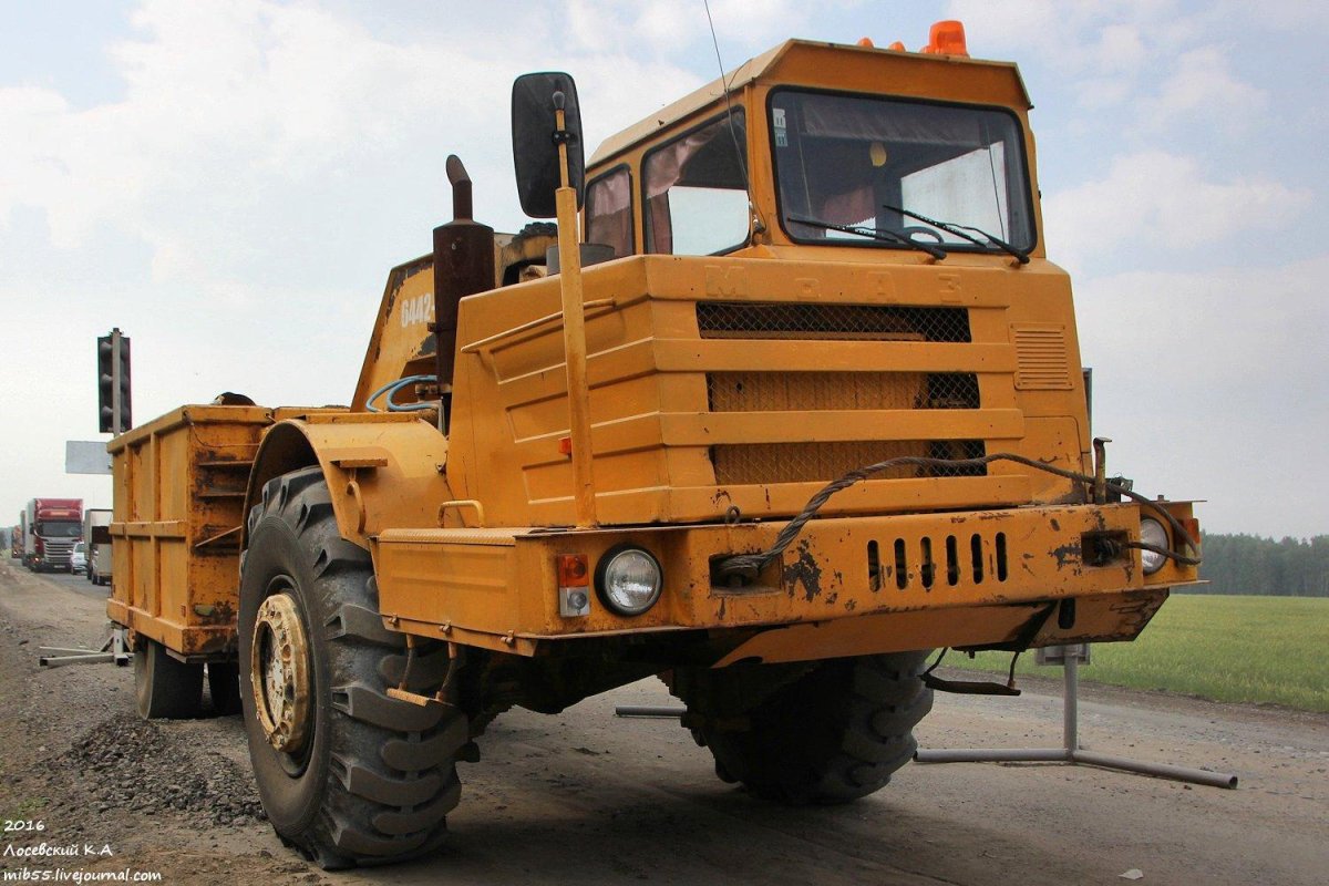 Тягач МОАЗ 6442