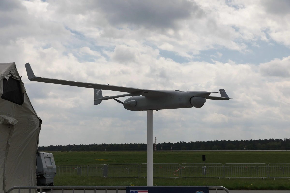 Самолет с локатором на крыше