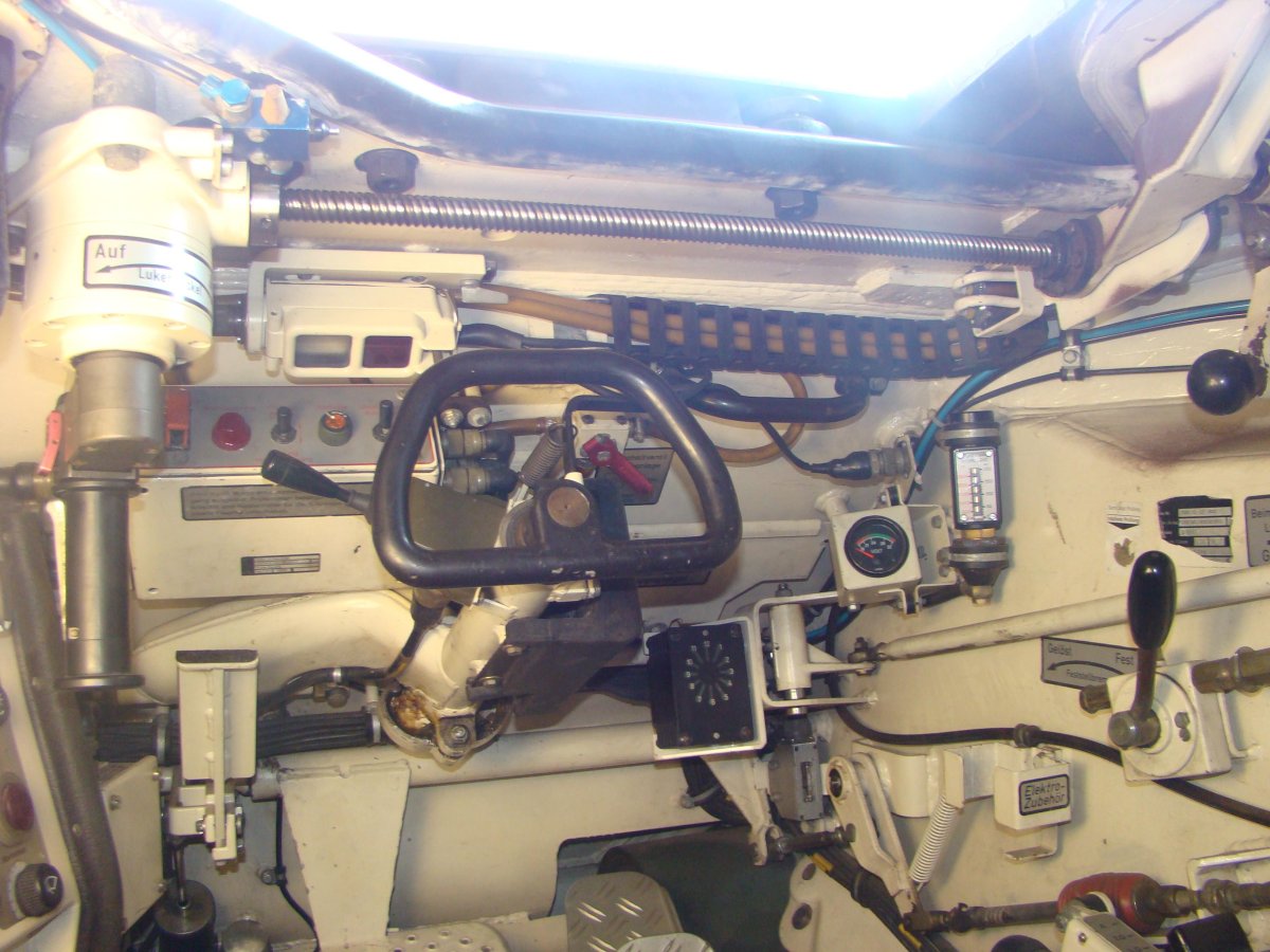 Место механика водителя танка леопард