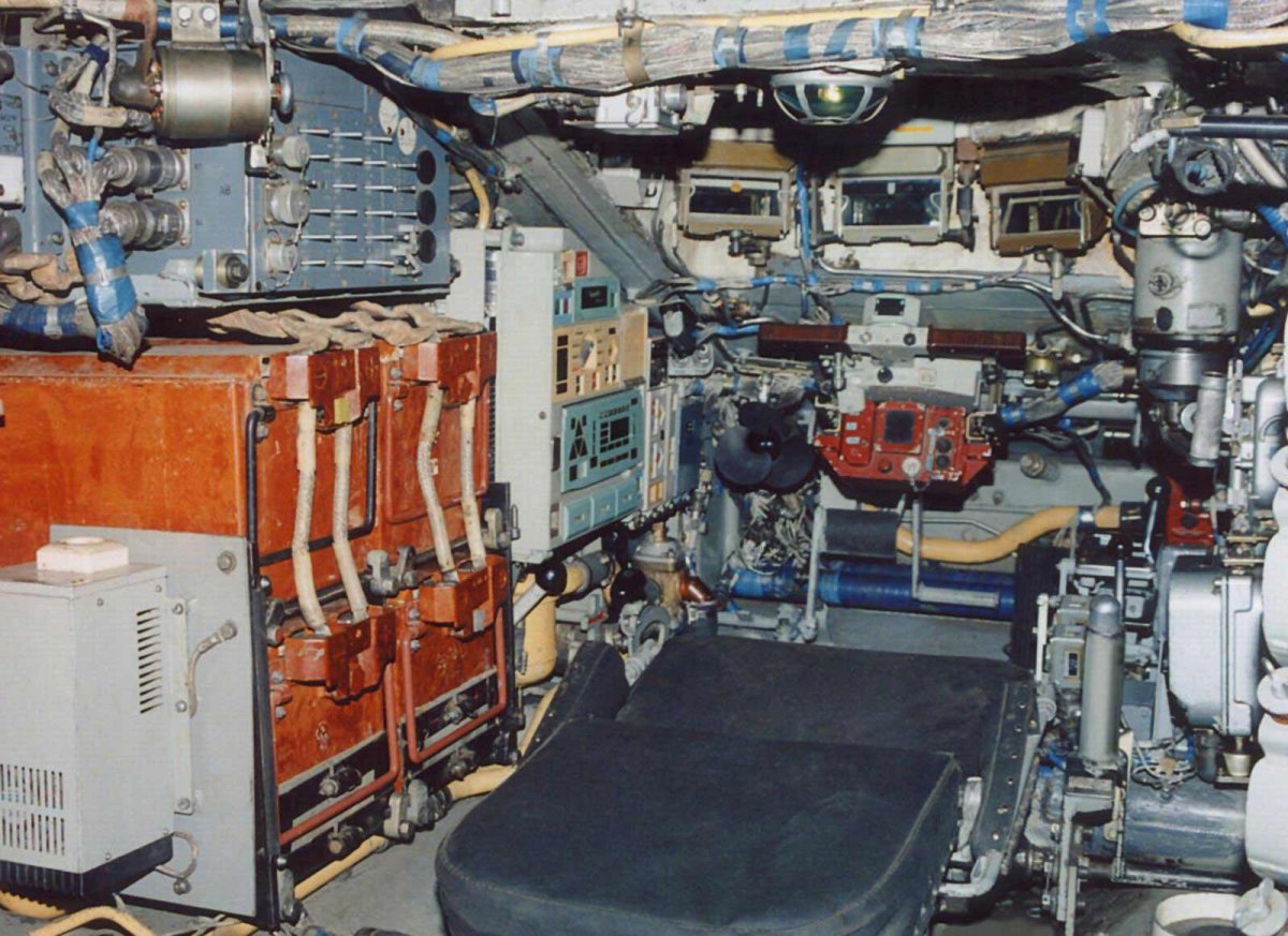 Кабина механика водителя танка т-80