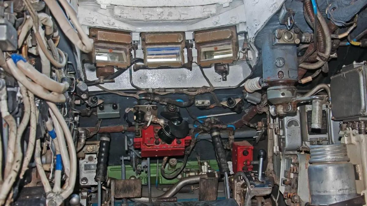 Кабина механика водителя танка т-80