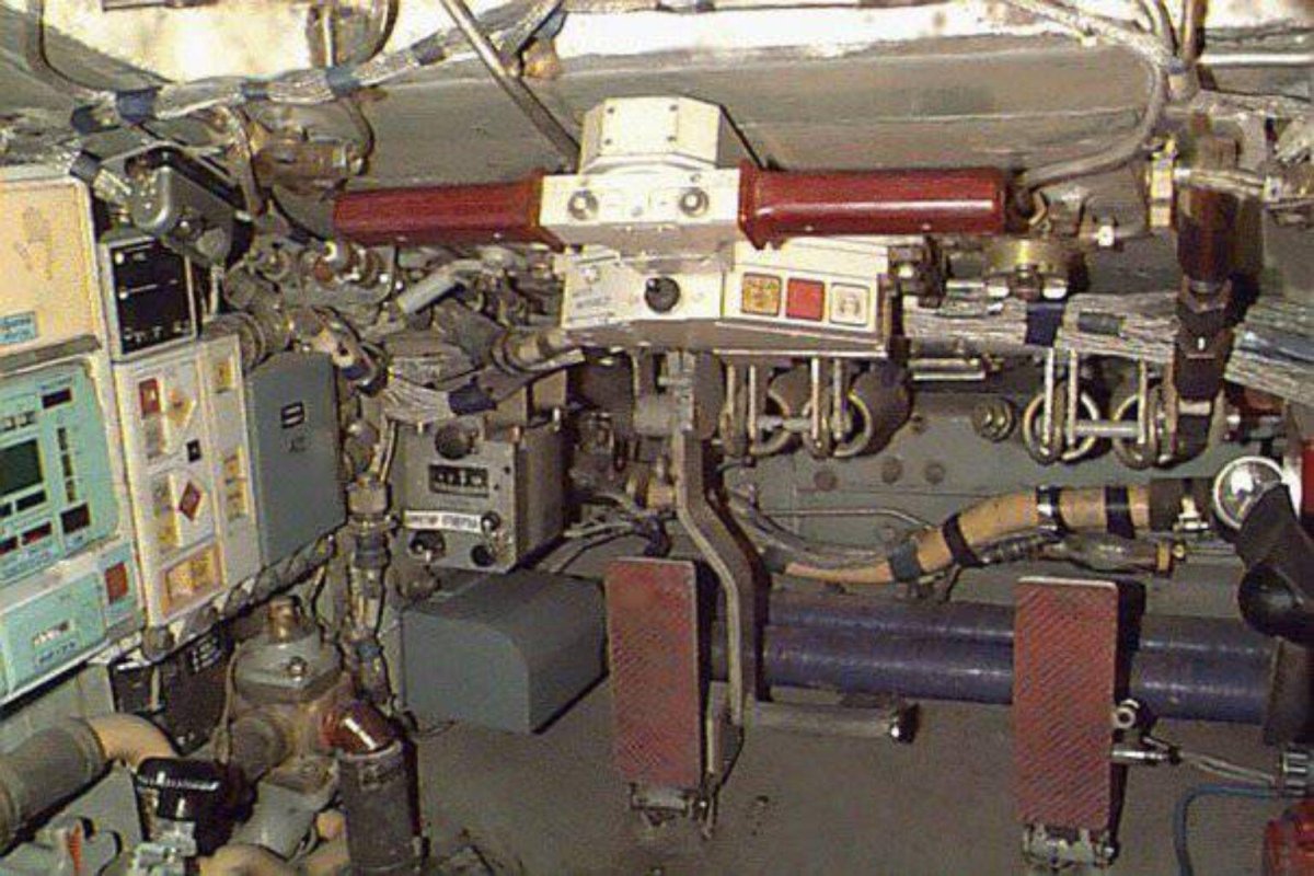 Кабина механика танка т 80