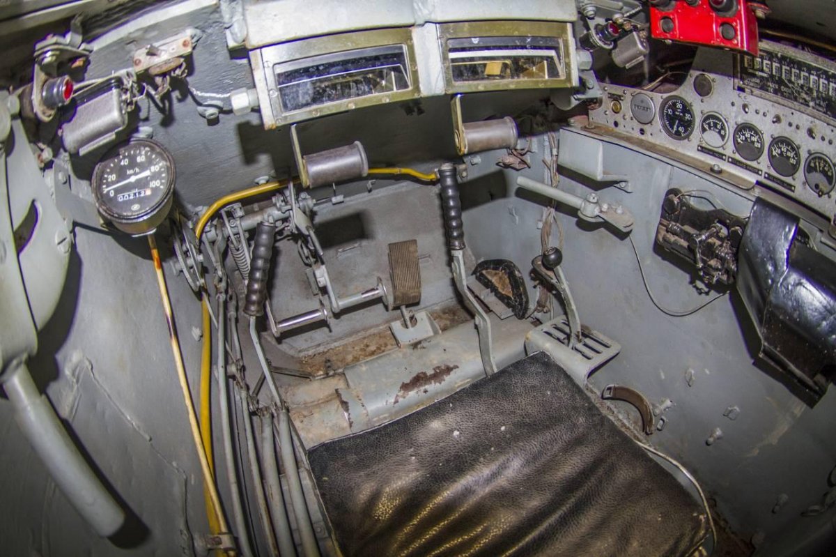 Кабина механика танка т 80