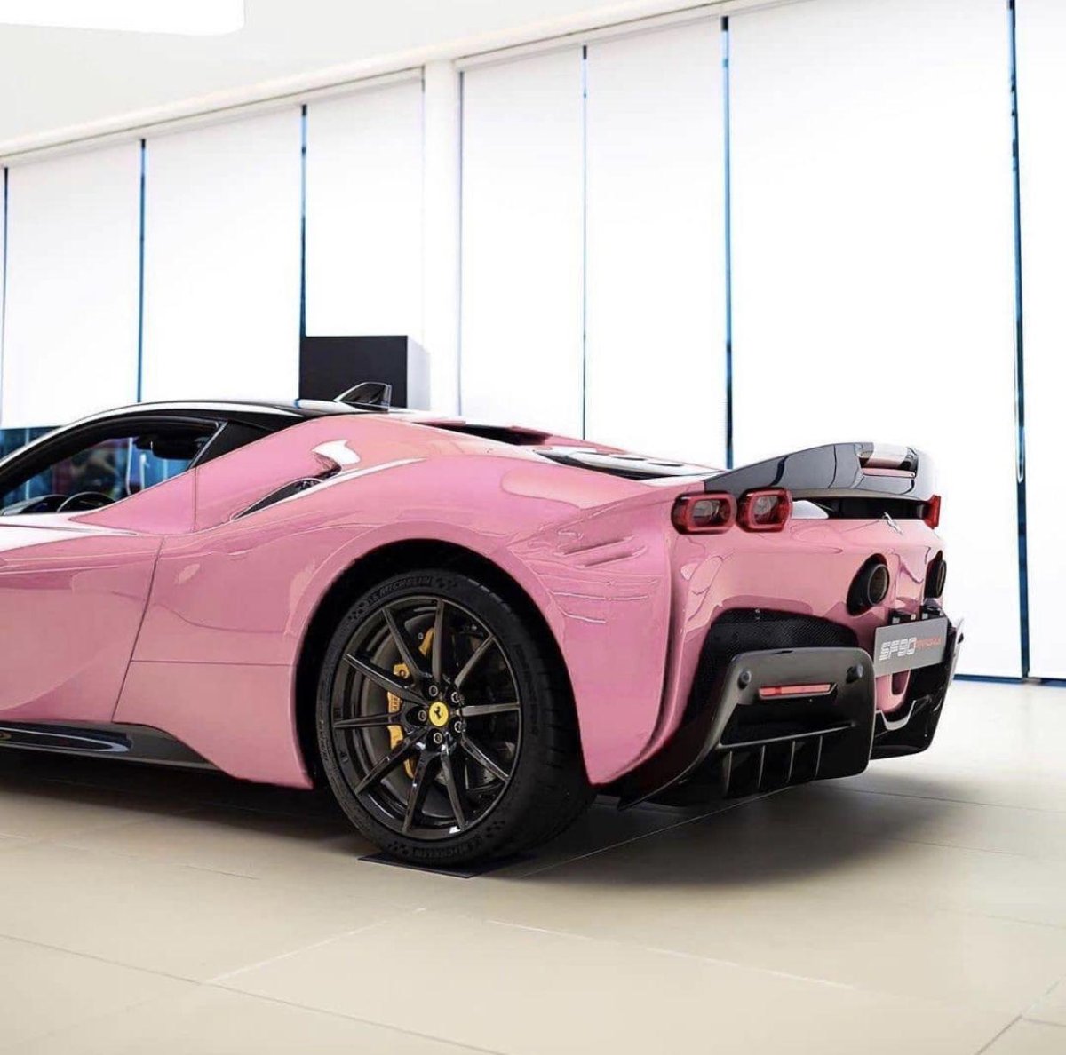 Феррари sf90 фиолетово