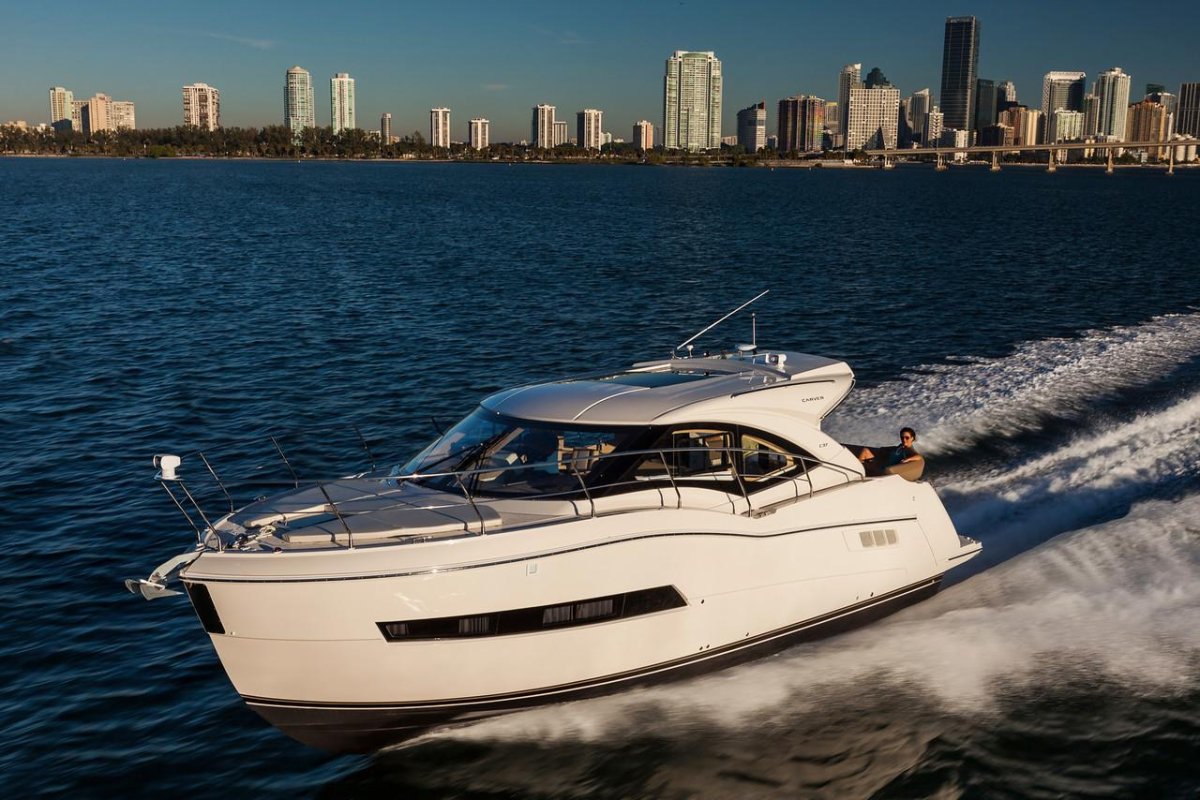 Моторная яхта Carver