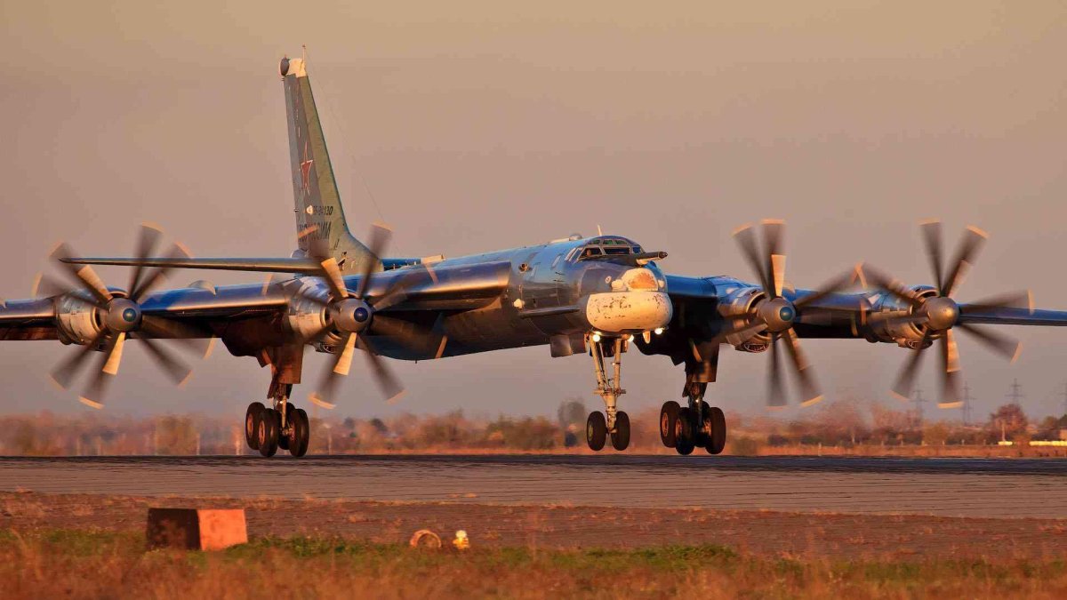 Стратегический турбовинтовой бомбардировщик ту-95мс