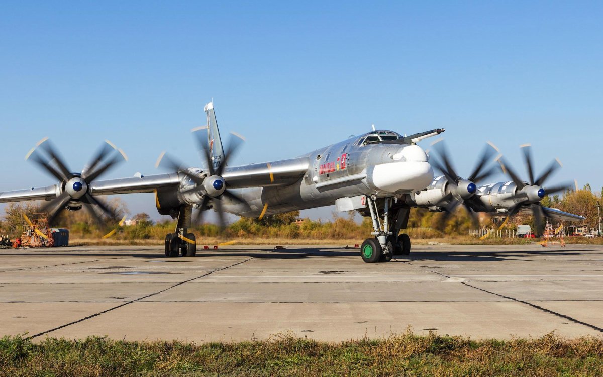 Стратегический турбовинтовой бомбардировщик ту-95мс