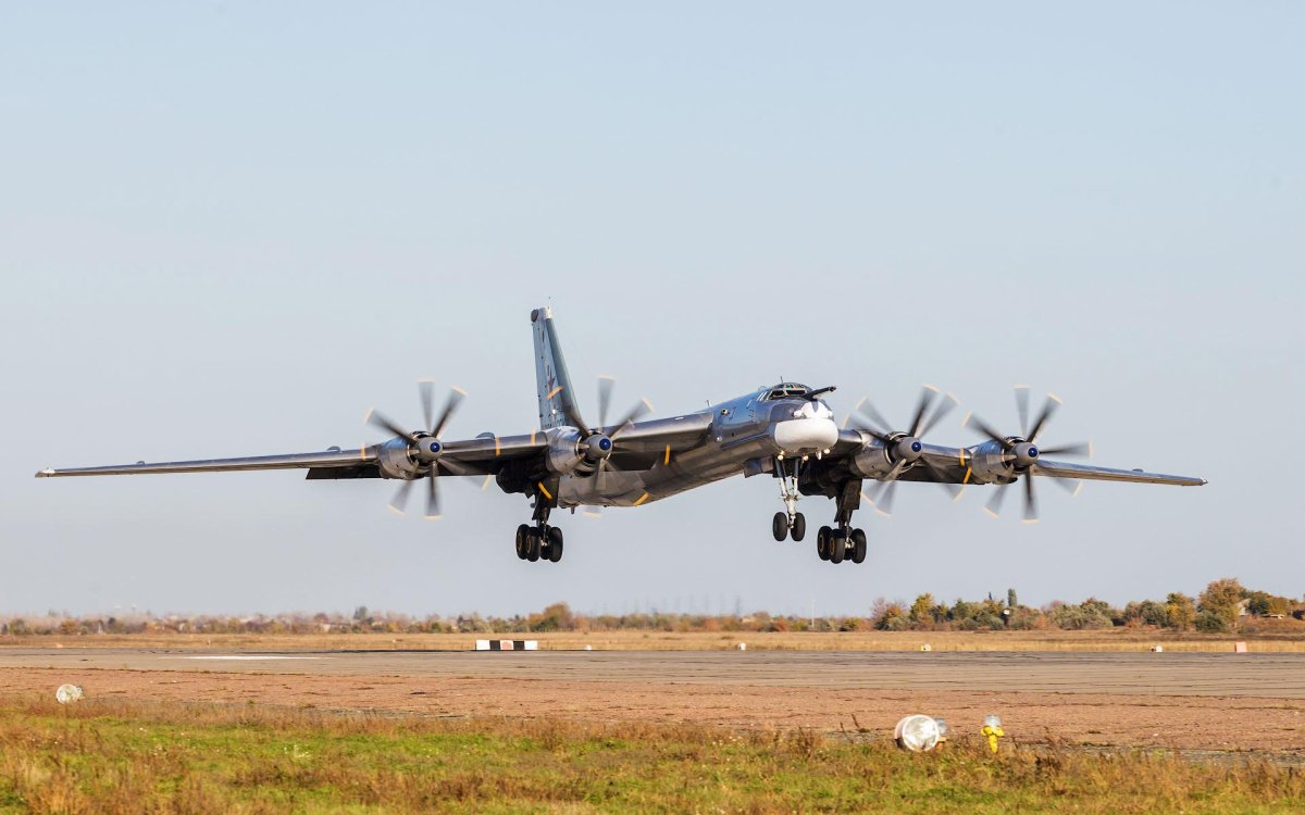 Стратегические бомбардировщики России ту-95мс