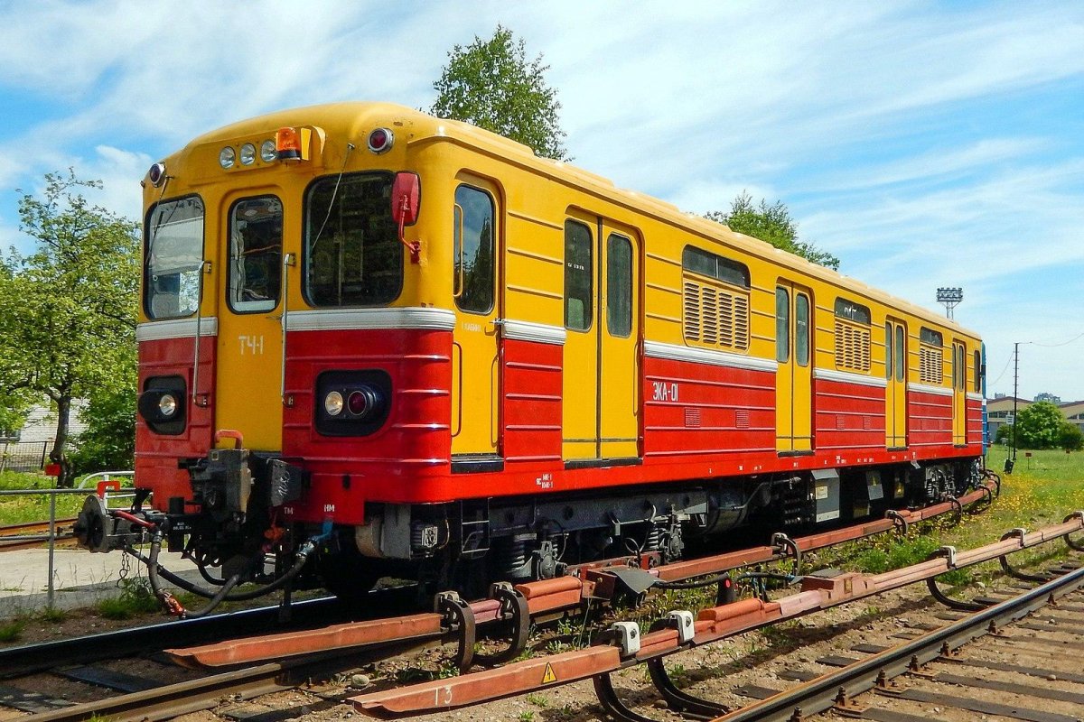 Контактно-аккумуляторный электровоз ВЭКА-001