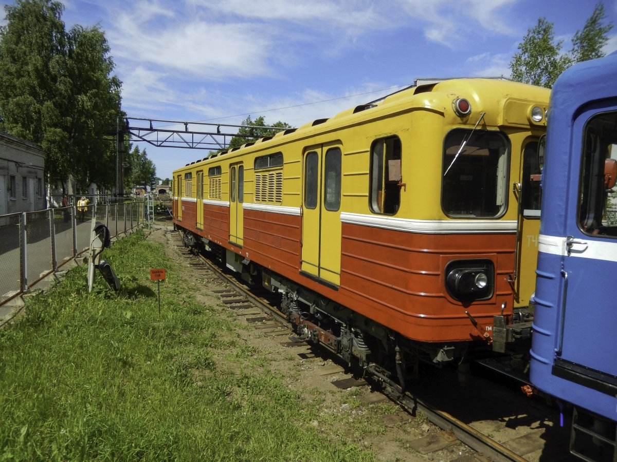 Контактно-аккумуляторный электровоз ВЭКА-001