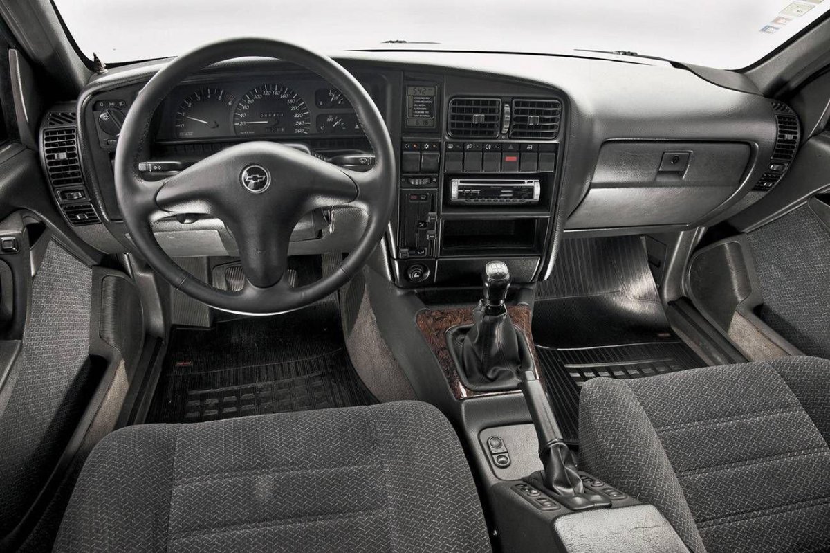 Opel Omega 1990 Interior