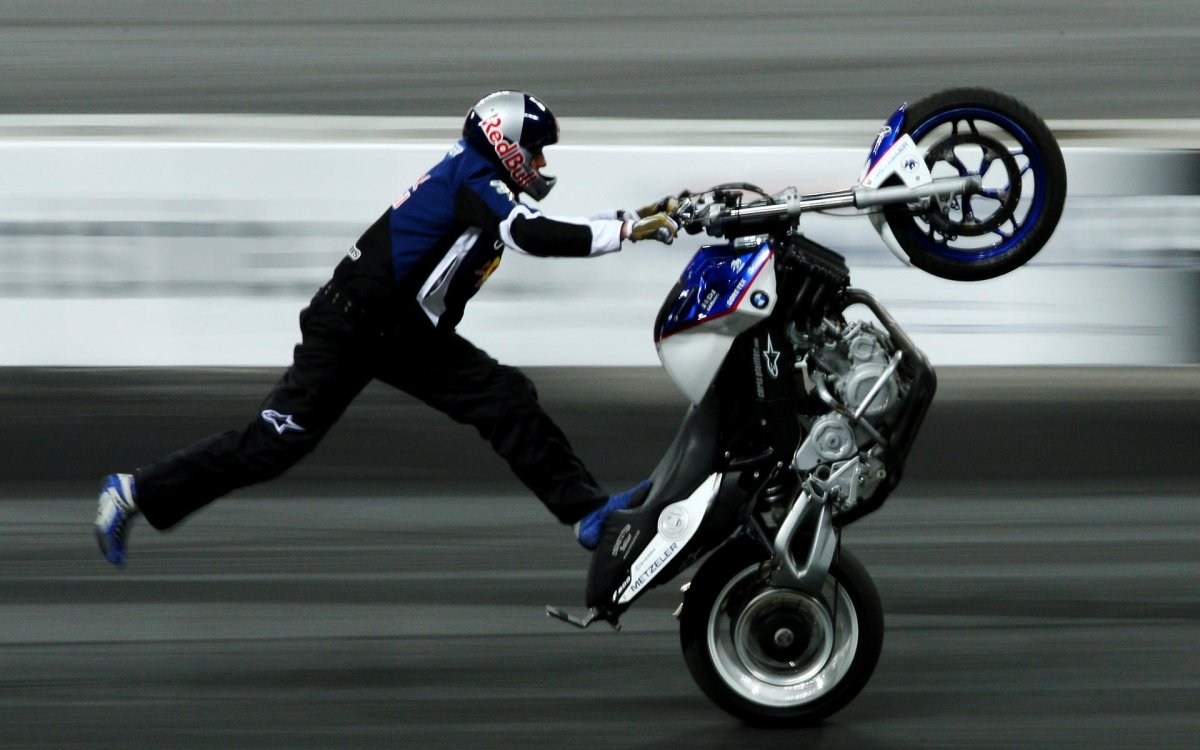 Трюки на мопеде