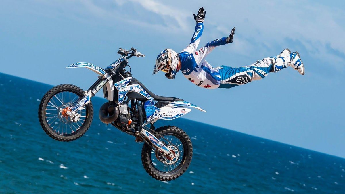 Прыжок на мотоцикле