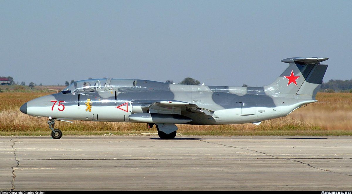 Самолёт л-29 Дельфин